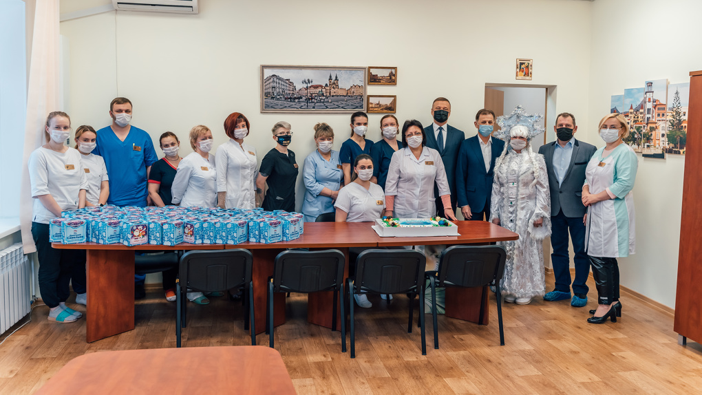Врачам ковидных госпиталей Новосибирска везут ёлки и торты в канун Нового года
