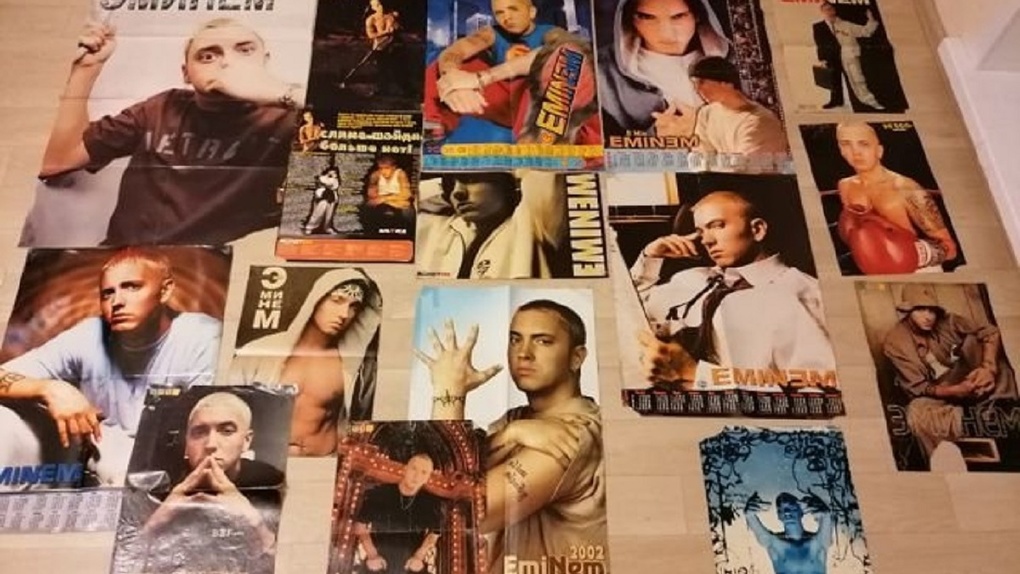 Новосибирец продаёт коллекцию постеров Eminem за полтора миллиона рублей ради спасения ребёнка