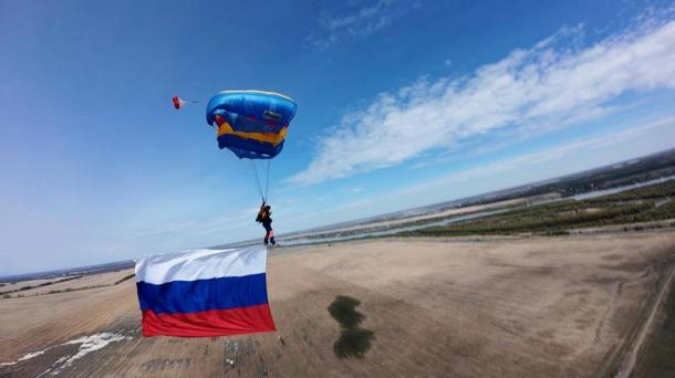 Парашютный прыжок с флагами станет частью празднования Дня Победы в Омске