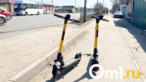 В Омске сбили 15-летнюю девушку на электросамокате