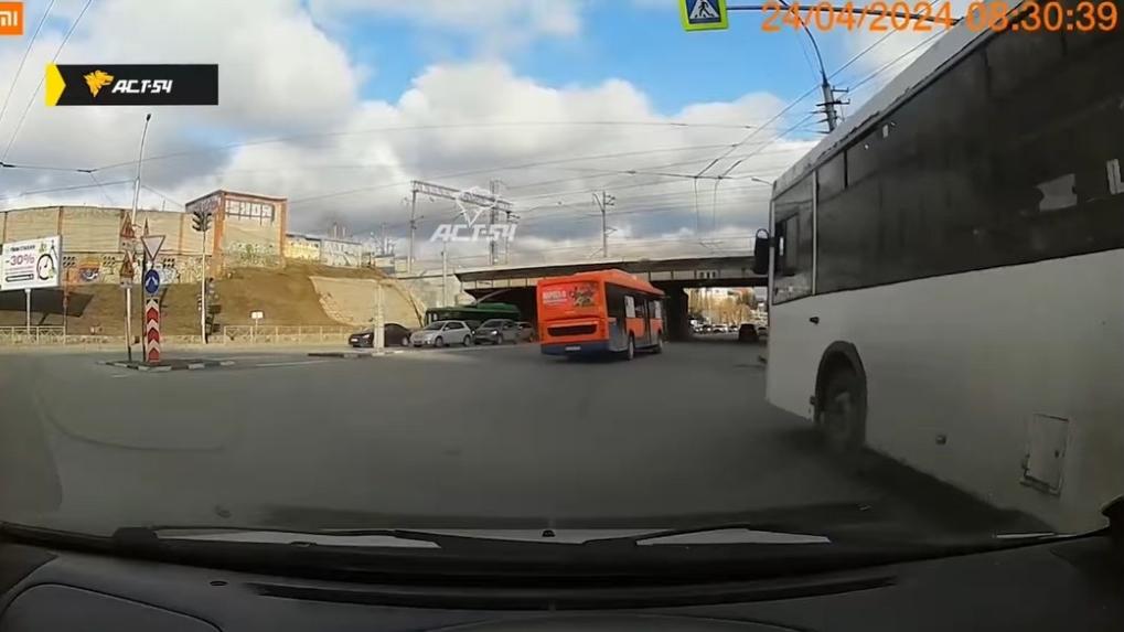 В Новосибирске двум водителям автобусов грозит штраф за проезд на красный