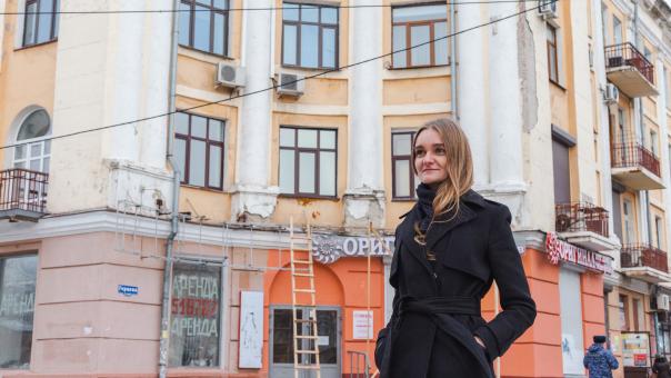 Берегите голову! Из стены дома на улице Герцена выпадают кирпичи и бетон