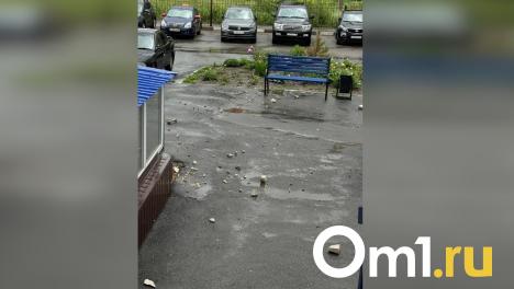 Крышу омской многоэтажки разбила молния