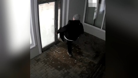 Разгорячённый омич в ночи разгромил три тёплые остановки в центре города