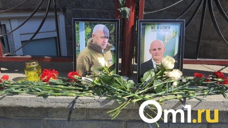 Стихийный мемориал появился у офиса ЧВК «Вагнер» в Новосибирске