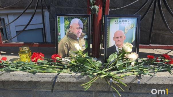 Стихийный мемориал появился у офиса ЧВК «Вагнер» в Новосибирске