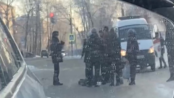 Омич сбил на переходе женщину