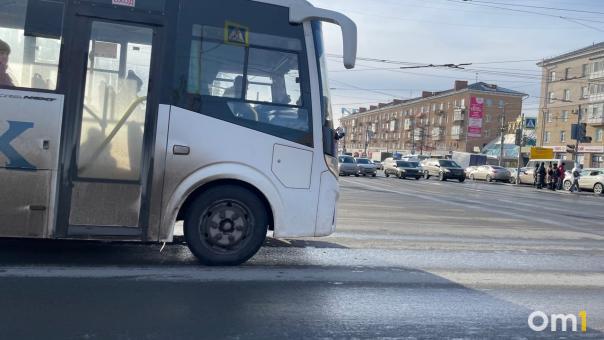 Хамит, ругается и не даёт чеки. Омичи пожаловались на водителя маршрутки