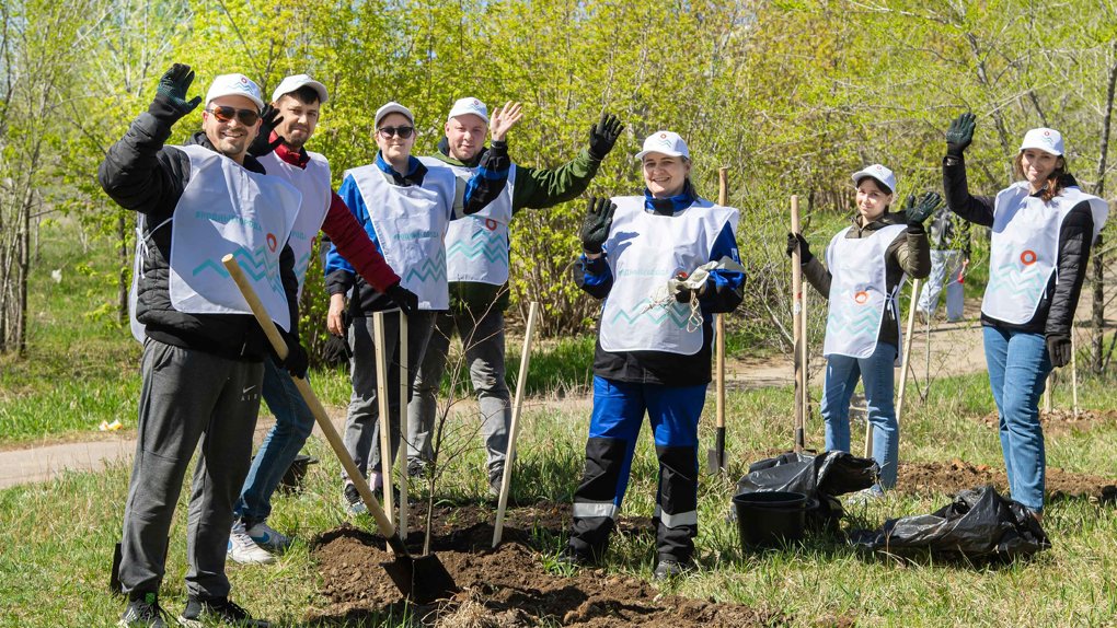 Продолжая добрую традицию: сотрудники Омского НПЗ посадили в Советском парке деревья
