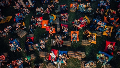 Романтика: сегодня для омичей состоится кинопоказ под открытым небом