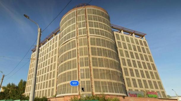 Опасные игры: подростки гуляют по крыше заброшенного недостроя в Омске