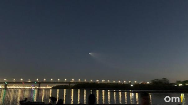 Запуск ракеты к МКС транслируют на стене омского дома