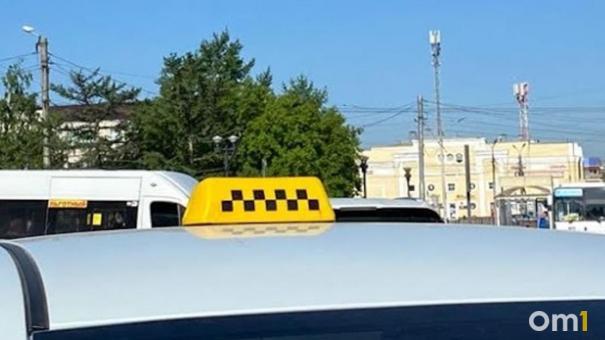 Тысячи таксистов в Омске остались без зарплаты