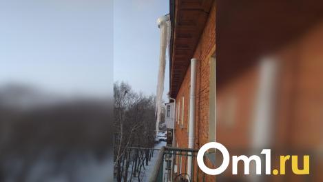 «Она может убить»: омичи жалуются на огромные сосульки