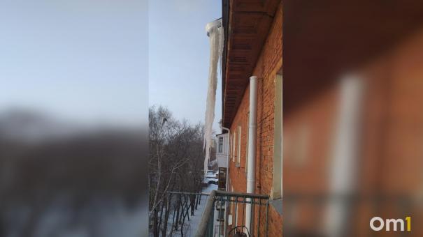 «Она может убить»: омичи жалуются на огромные сосульки