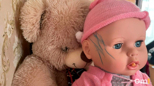 Плачущую 4-летнюю девочку нашли новосибирские спасатели в запертой квартире