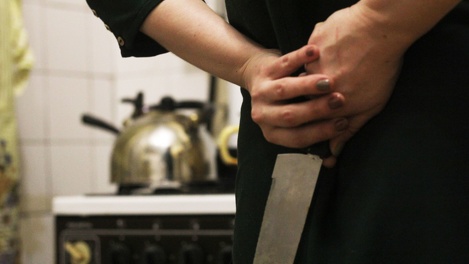 Один умер, двое ранены: жительница Бердска получила 8 лет колонии за нападение на троих знакомых за день