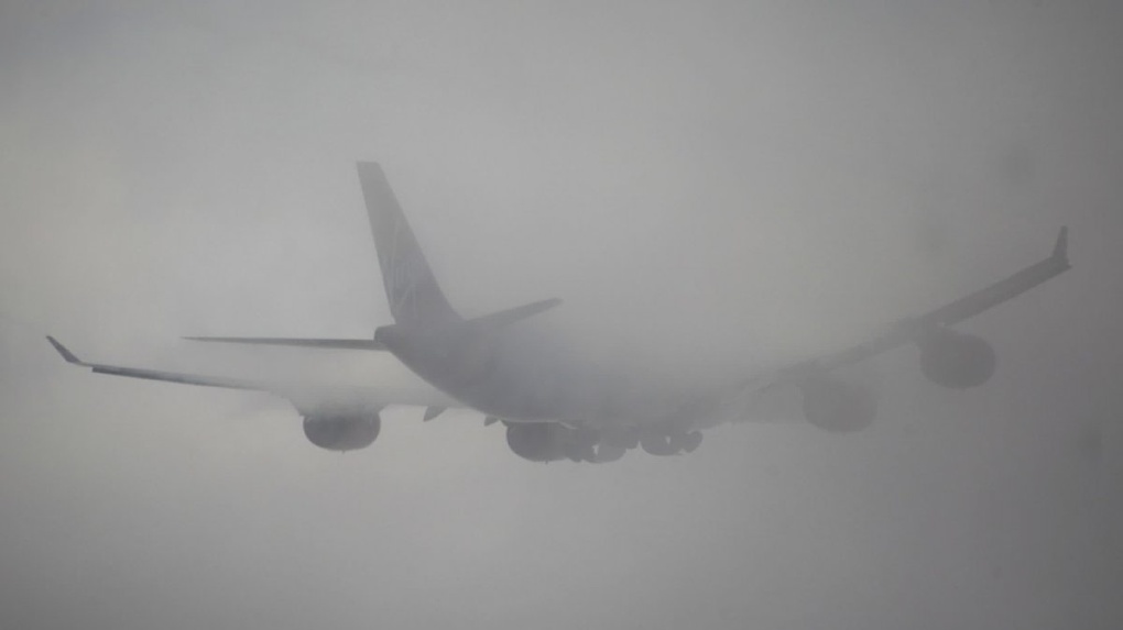В Омске из-за тумана не смогли сесть четыре самолета
