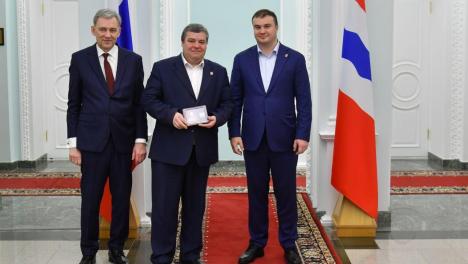 Омский министр получил звание заслуженного строителя региона