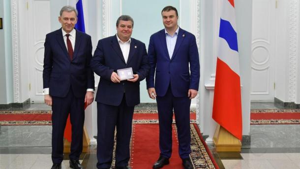 Омский министр получил звание заслуженного строителя региона