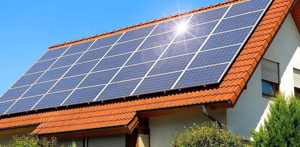 Инновационный частный сектор: омичи ставят в дом солнечные электростанции