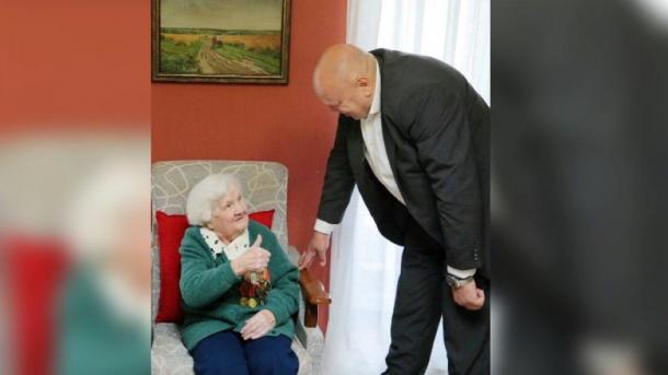 «Побить все рекорды долголетия»: мэр поздравил омичку с 104-летием