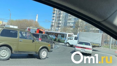 В Омске напротив театра «Галёрка» загорелся автобус с пассажирами внутри