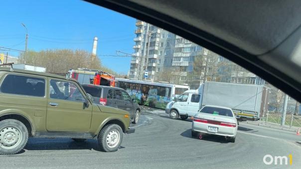 В Омске напротив театра «Галёрка» загорелся автобус с пассажирами внутри