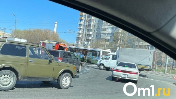В Омске напротив театра «Галёрка» загорелся автобус с пассажирами внутри