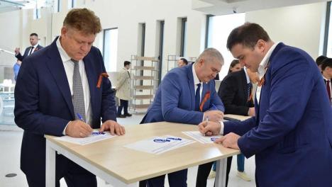 Полпред Анатолий Серышев с Виталием Хоценко побывали в омском лицее «Авангард»