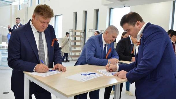 Полпред Анатолий Серышев с Виталием Хоценко побывали в омском лицее «Авангард»