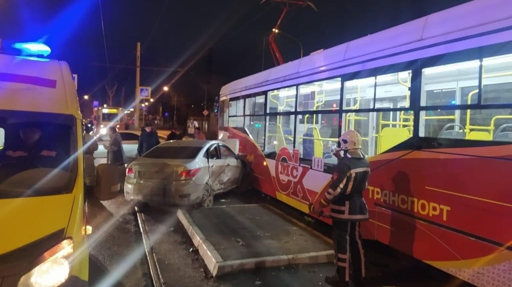 Есть пострадавшие. В центре Омска пьяный водитель устроил ДТП с трамваем