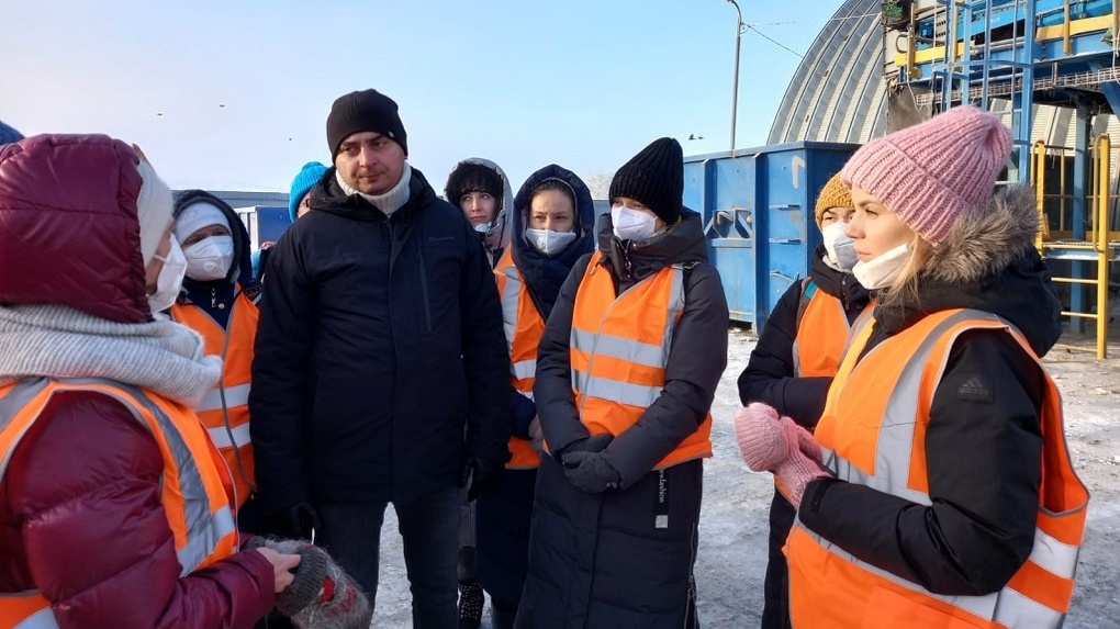 Омские экоактивисты понаблюдали за сортировкой мусора на заводе регоператора