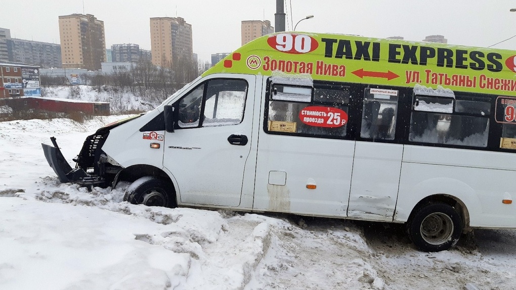 Пассажирская Газель улетела в сугроб после столкновения с минивэном в Новосибирске