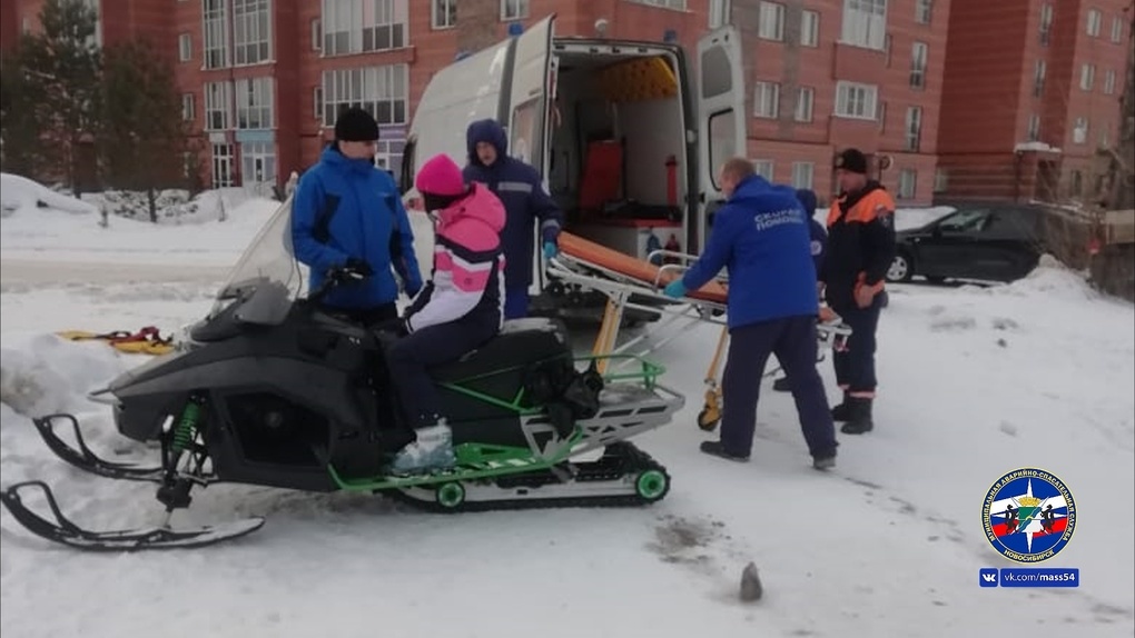 Нашли в кустах: лыжница разбила голову во время спуска с горы в Новосибирске. ФОТО