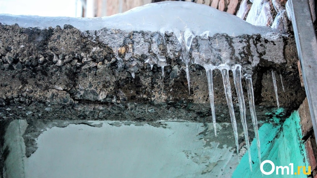 В Новосибирске глыба льда упала на голову 14-летней девочке