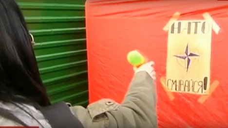 Жители Новосибирска закидали яйцами макет базы НАТО в центре города. ВИДЕО