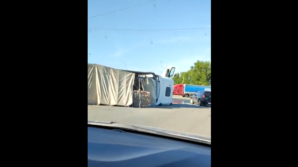 На границе Омска фура опрокинулась посреди трассы