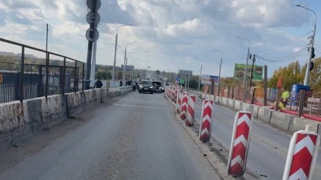 В Омске авария на Ленинградском мосту заблокировала движение