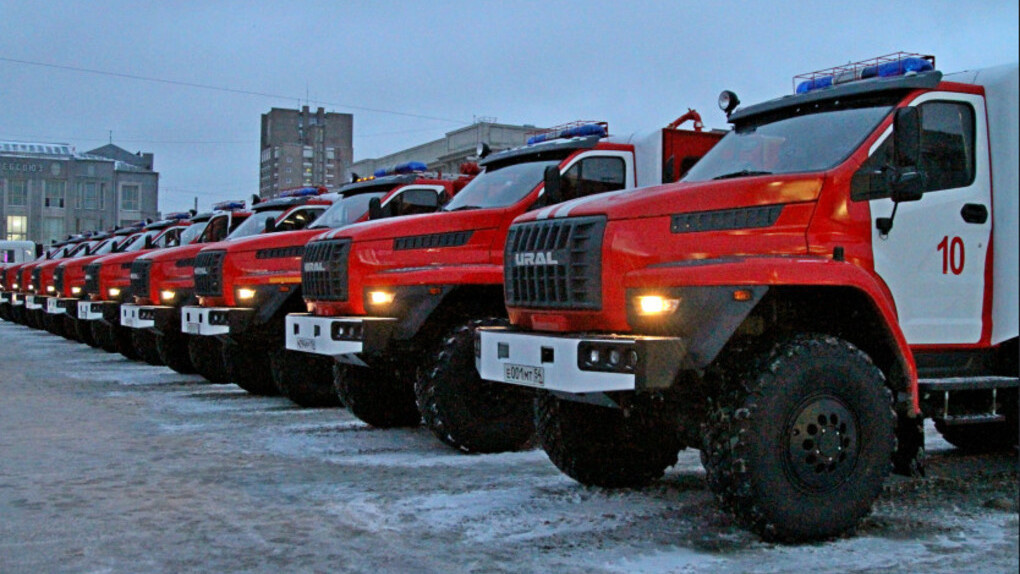 Губернатор Новосибирской области Андрей Травников вручил новую пожарную технику спасателям МЧС