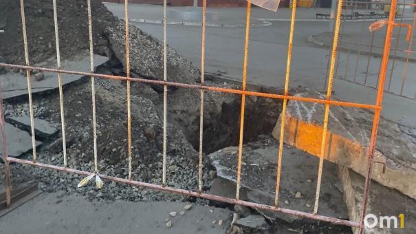 Бесплатная автомойка: в Омске над дорогой прорвало теплотрассу