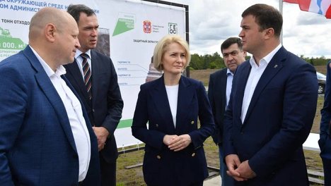 Абрамченко, Хоценко и Шелест проинспектировали омскую свалку, которая станет парком