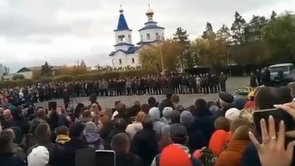 Родные плакали и хлопали: 50 новосибирцев мобилизовали из Татарска 26 октября. ВИДЕО