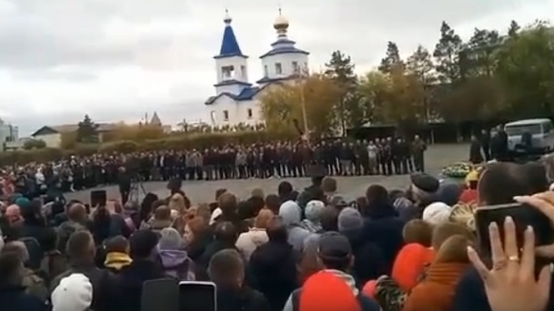 Родные плакали и хлопали: 50 новосибирцев мобилизовали из Татарска 26 октября. ВИДЕО