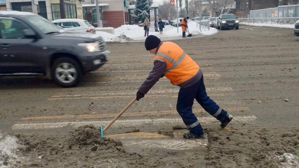 На омские дороги за сутки высыпали тысячу тонн противогололёдной смеси