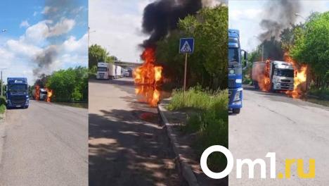 В Омске дотла сгорела фура с прицепом