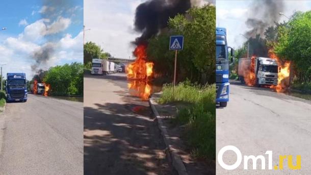 В Омске дотла сгорела фура с прицепом