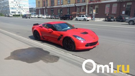 Автомобиль за 10 миллионов перекрыл движение троллейбусов в Омске