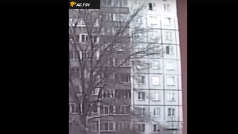 Пенсионерка выпала из окна в Заельцовском районе Новосибирска. ВИДЕО