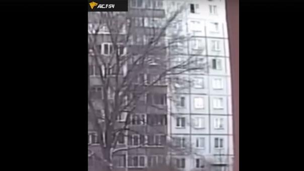 Пенсионерка выпала из окна в Заельцовском районе Новосибирска. ВИДЕО